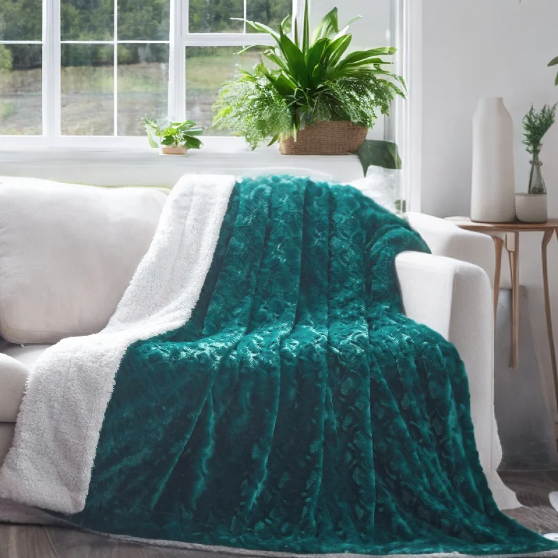 Waterproof picnic blankets with carrying handle​Acrylic blankets for a soft and affordable alternativeDaDa Bedding Mermaid Scales Emerald Green Blue w/ Sherpa Backside Faux Fur Throw Blanket (BL-171805)