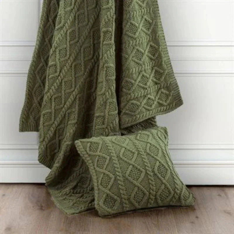 Flannel Christmas - themed holiday blankets​Cotton blankets for breathability and a lightweight feelGreen Cable Knit Throw Blanket